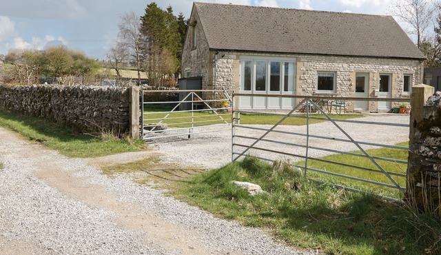 SHORTNER CROFT, character holiday cottage, with a garden in Biggin