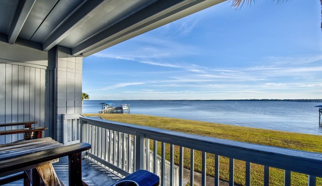 Shorts & Shades, Panacea.Bay Front, Balcony, Community Pool, No Pets, No Boats