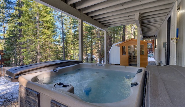 Shuffleboard Table, Golden Tee & Pac Man Arcades, Foosball, Spa + 7mins to Lake – TreeHouse Estate