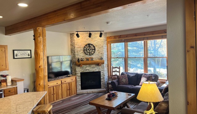 Shuttle to Slopes, Private Entrance, Hot Tub Access, Private Patio with Grill