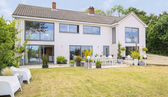 SHUTTS HOUSE GARDEN APARTMENT, pet friendly in Coombe Bissett