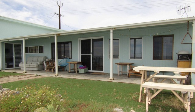 Sibly's ~ Absolute beachfront shack *OFF PEAK SPECIALS*