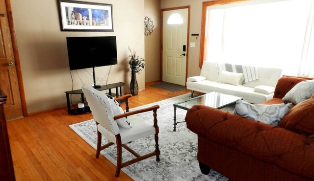 Side A-Convenient and comfortable home near waterfront-