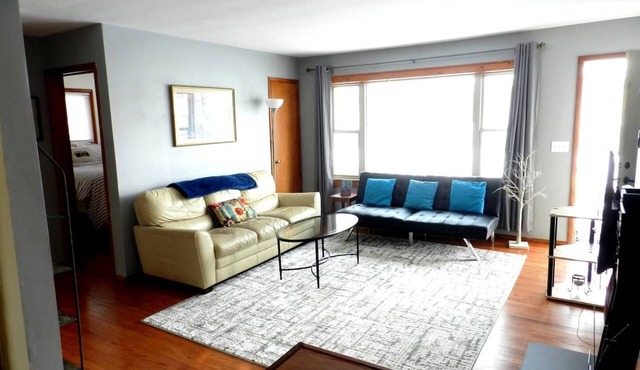 Side B-Cute and Comfortable Home near Waterfront