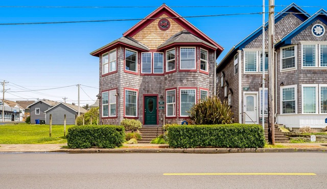 Side-by-side ocean view homes with enclosed yards & hot tubs - 1 block to beach