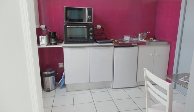 side garden apartment downtown Rochefort/mer