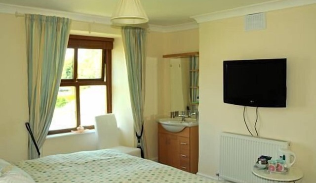 Side Room is a Double/Twin with a private bathroom