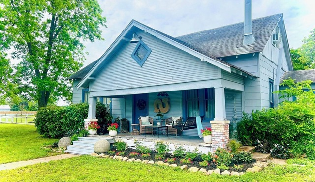 Sideways Cottage, 3 br, firepit & cowboy pool 7 miles from Round Top