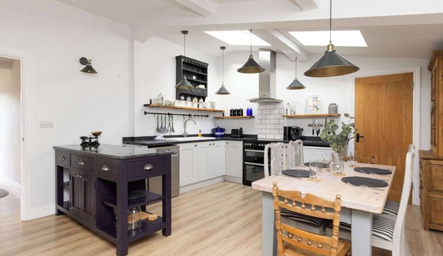 Sidlesham Hideaway, Logburner & Garden