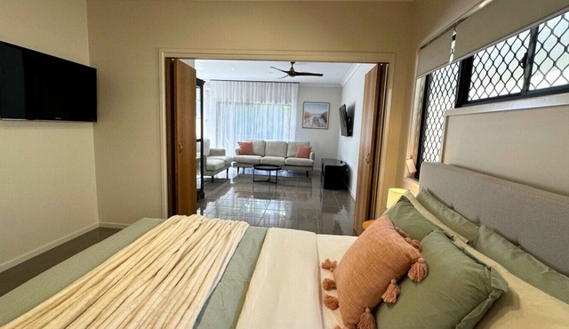 `Sienna Rise` - Walk to Westfield - sleeps 6