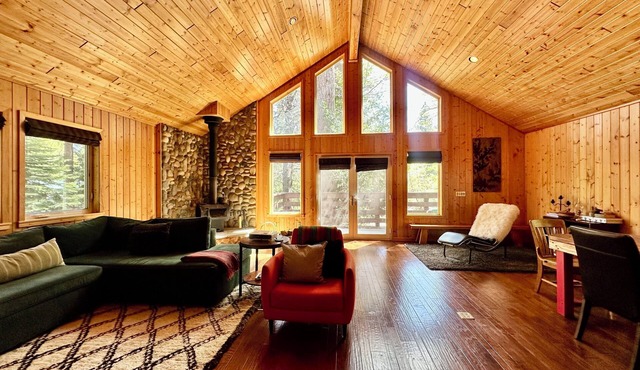 Sierra City Loves Falls Cabin - Walking Distance to Waterfall & PCT