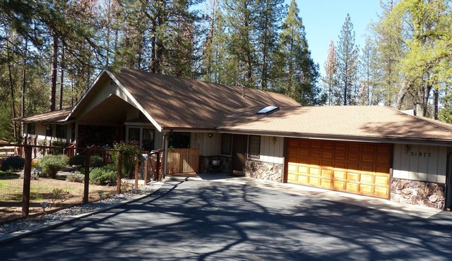 SIERRA ESCAPE! SPACIOUS COUNTRY HOUSE WITH POOL & SPA-20 MINUTES FROM YOSEMITE!
