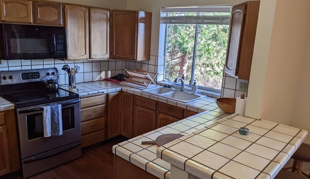 Sierra Foothills Getaway - beautiful deck & views!