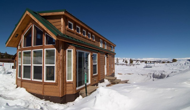 Sierra Meadows Ranch – A Cozy Retreat with Mountain Views in Mammoth Lakes