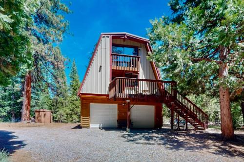 Sierra Nevada Hideaway Cabin with Deck, Mtn Views