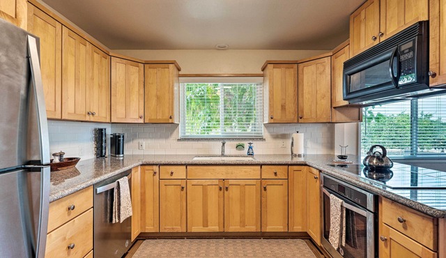 Sierra Nevada Mountain Retreat, Set on Citrus Farm