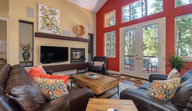 Sierra Sky - Luxurious Retreat with Free Private Lake Access!