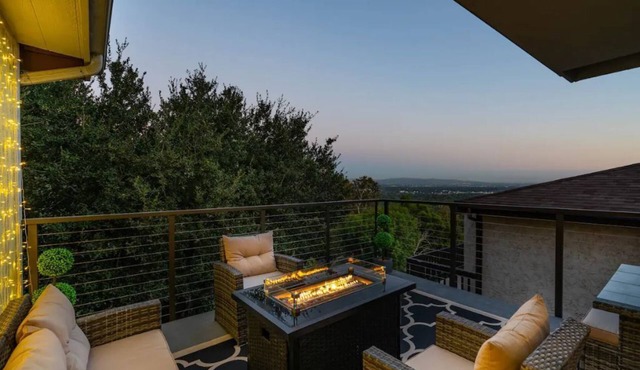 Sierra Tree Haus - STUNNING VIEWS!, Walk to Trails & Cafe, EV Charge, Slf Checkn