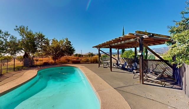 Sierras-view home with pool, grill, wood-burning fireplace, and AC - dogs ok