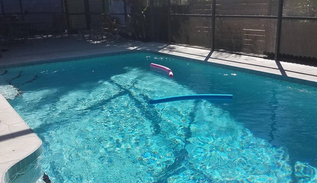 Siesta Key 2B 2 bath with Heated Pool! Sleeps 6 ! Relaxation & Sunshine!