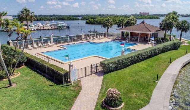 Siesta Key.Bay to Beach Condo!