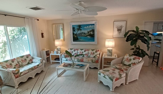 SIESTA KEY BEACH COTTAGE, 5 Minute walk to Sunset on the Beach