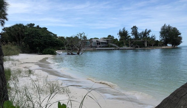 Siesta Key Newly Renovated Condo with Private Beach/short walk to Siesta Village