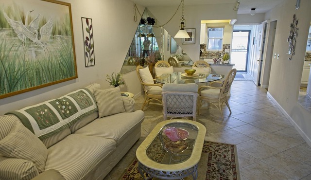 Siesta Key Rental Condo. Walk to Siesta Beach, Heated Pool, Washer/Dryer.