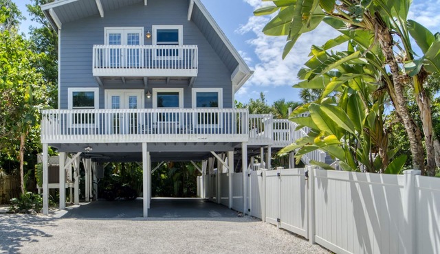 Siesta Key Vacation Property W/Heated Pool and Beach Access