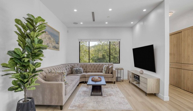 Siesta Luxury Living in Shadow Hills