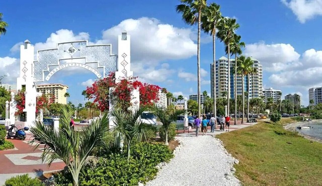 Siesta Studio is central to our white sand beaches, downtown, art & cultural.
