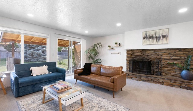 Siesta Sunset | Pet-Friendly Fenced Yard Fireplace Patio BBQ Near Shopping