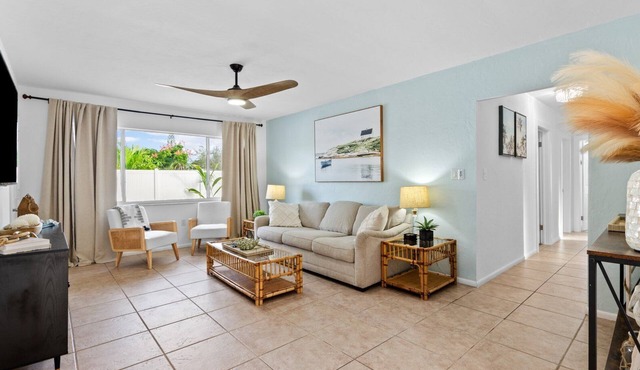 Siesta Vacation~10 mins to Beach & Downtown~Pet Friendly~King Bed~Fenced Yard