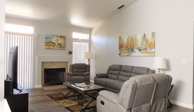 Signal story 4 Bedrooms home close to Strip