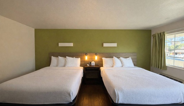 Signature 2 Queen Room - Spacious Layout - Sleeps 4