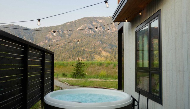 Signature Home By Aspects w/Hot Tub, Sauna + Views