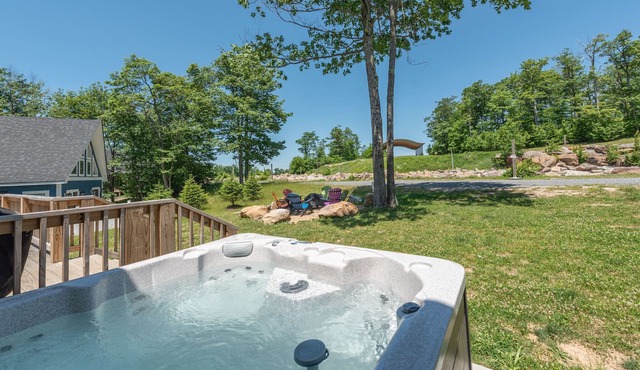 Signature Rustic Escape w/Fire Pit, Pool Table & Hot Tub