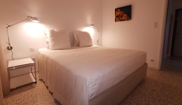 Silence Provence: a quiet room and table d'hôtes on the edge of the village.