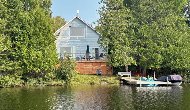 Silk Spacious Lakefront Cottage: Flat Beach, Great View, 5 min to store & SAQ