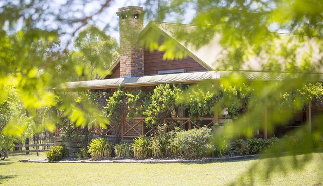 Silky Oak Cottage & Studio - Delightful country cottage along popular Hermitage Rd