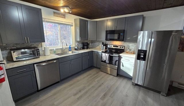 Silly Goose At Heron Hill Retreat Hot Tub on Lake!