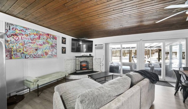 Silly Goose At Heron Hill Retreat Hot Tub on Lake!