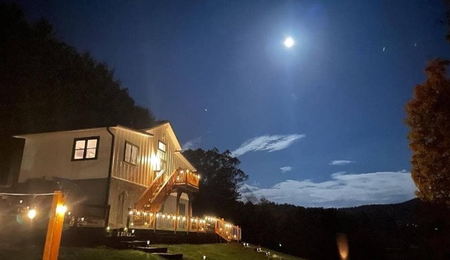 Silo Rose - Modern Cabin, Creekside, Foosball, Games, Firepit, 2 Suites, Dog Friendly