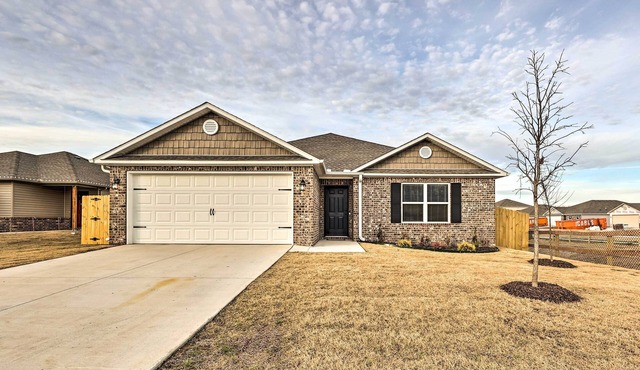 Siloam Springs Home, Close to Parks & Trails!