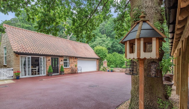 SILVADALE COTTAGE, romantic, with a garden in Louth