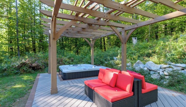 Silver Birch Chalet: Mountain Apartment w/Hot Tub