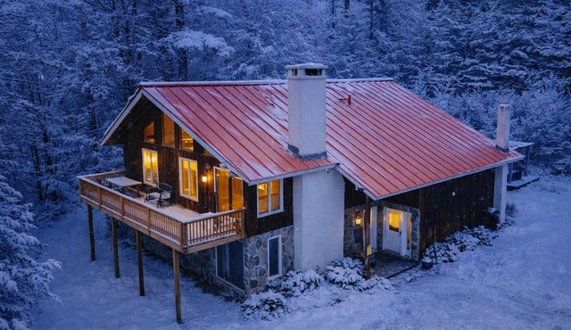 Silver Birch Chalet: 8-bdrm mountainside w hot tub