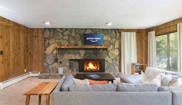 Silver Birch Chalet: Mountain Apt w/Hot Tub