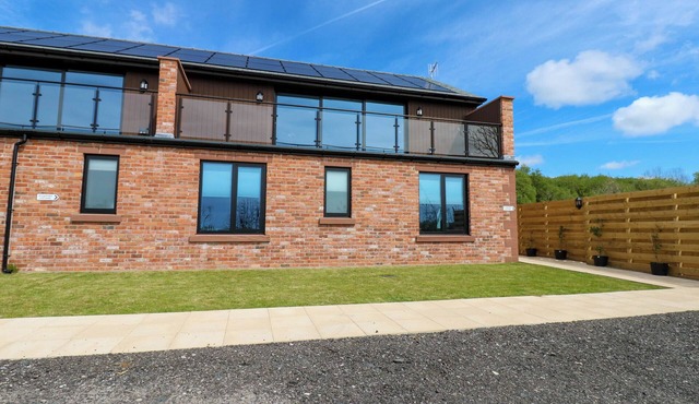 SILVER BIRCH COTTAGE, pet friendly, with a garden in Frizington