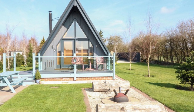 SILVER BIRCH LODGE, romantic, with hot tub in Misterton